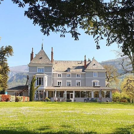 Domaine Des Cedres - Hotel, Gites Et Insolites Villebois Exterior photo