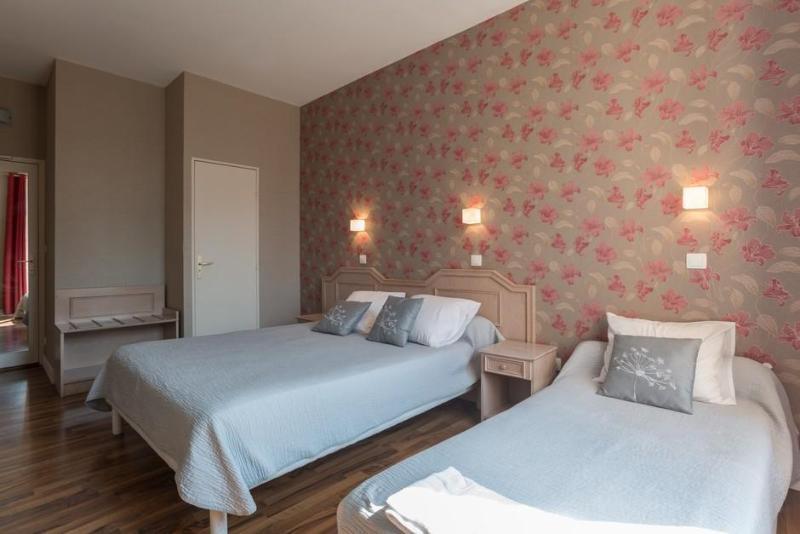 Domaine Des Cedres - Hotel, Gites Et Insolites Villebois Exterior photo