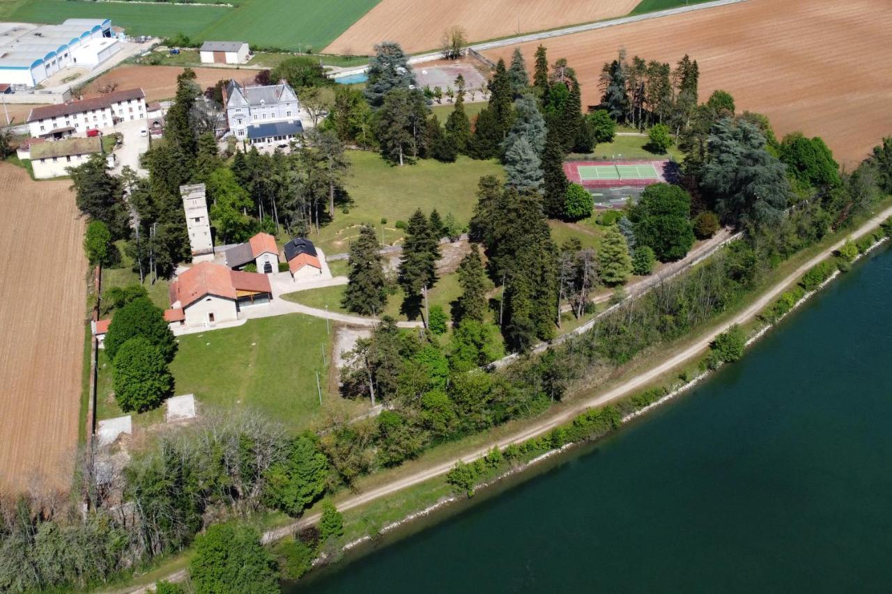 Domaine Des Cedres - Hotel, Gites Et Insolites Villebois Exterior photo