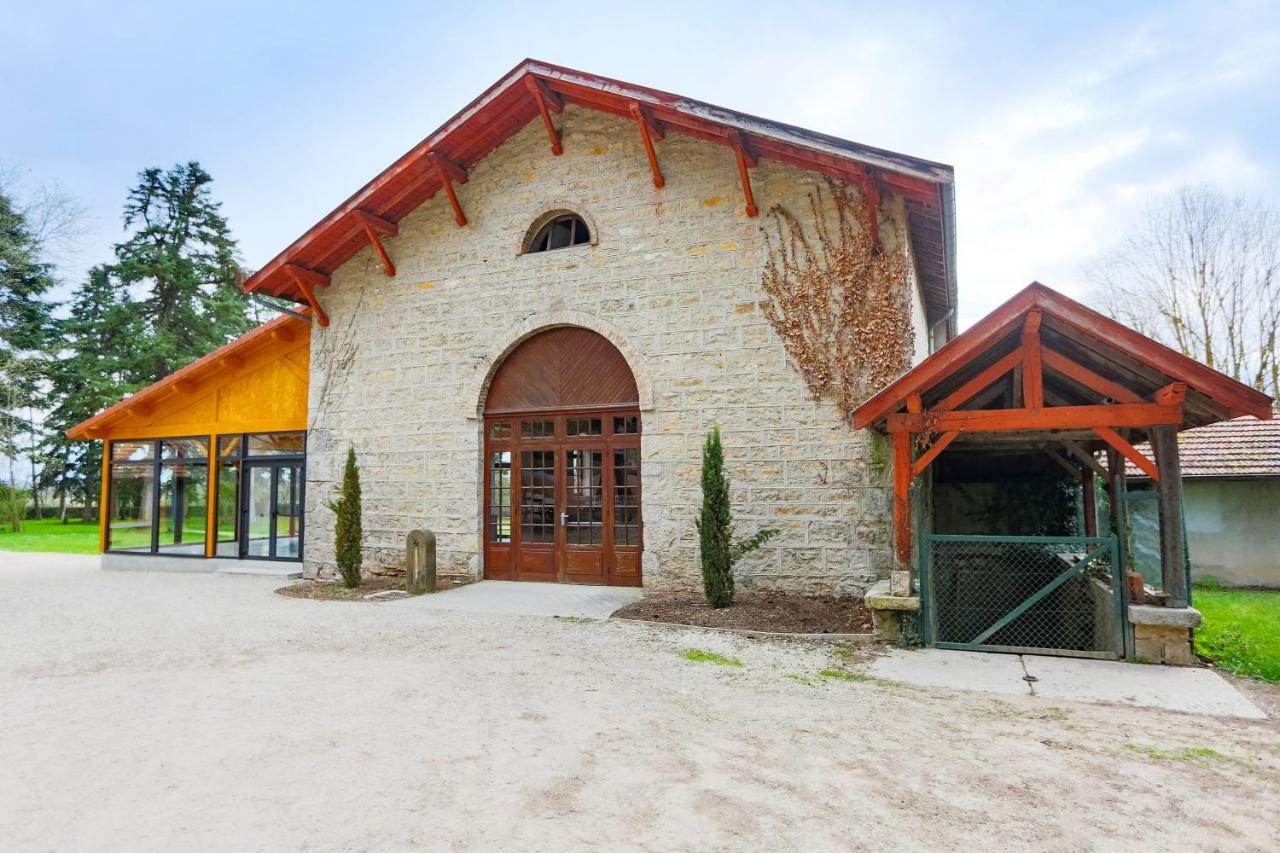Domaine Des Cedres - Hotel, Gites Et Insolites Villebois Exterior photo