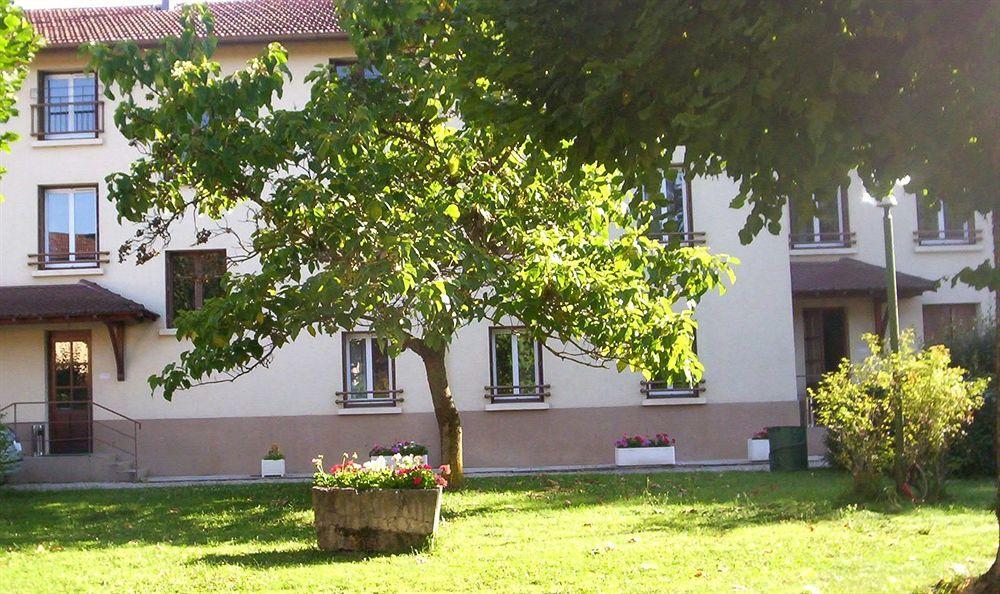 Domaine Des Cedres - Hotel, Gites Et Insolites Villebois Exterior photo