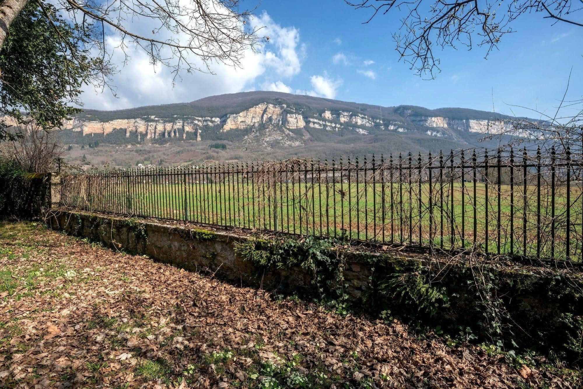 Domaine Des Cedres - Hotel, Gites Et Insolites Villebois Exterior photo